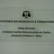 Painel de vidro adesivado