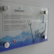 Painel de vidro adesivado