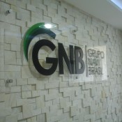 Painel de vidro com letra caixa