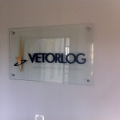 Painel de vidro com letra caixa