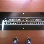 Painel de vidro com letra caixa