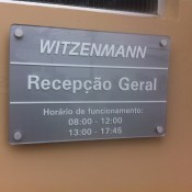 Painel de vidro adesivado