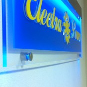 Painel de vidro com letra caixa