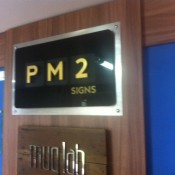 Painel de vidro com letra caixa