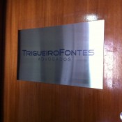 placa de aço escovado com adesivo