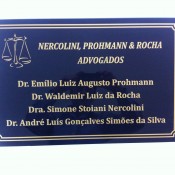 Placa de acrílico adesivada