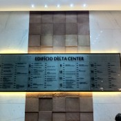 Painel de vidro adesivado