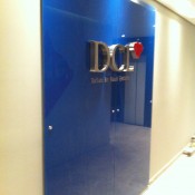 Painel de vidro com letra caixa