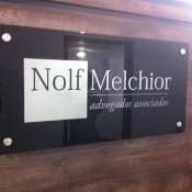 Placa de acrílico adesivada