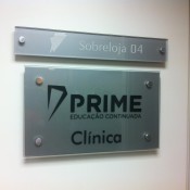 Painel de vidro adesivado