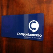 Placa de acrílico adesivada