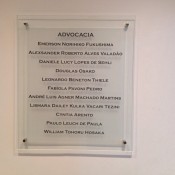 Painel de vidro adesivado