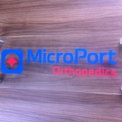 Painel de vidro adesivado