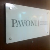 Painel de vidro adesivado