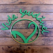 Deck de madeira com letreiro em PVC