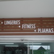 Deck de madeira com letreiro em PVC