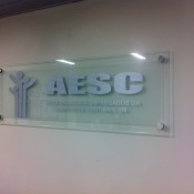 Painel de vidro adesivado