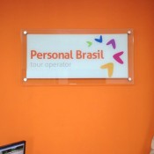 Painel de vidro adesivado