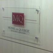 Painel de vidro adesivado